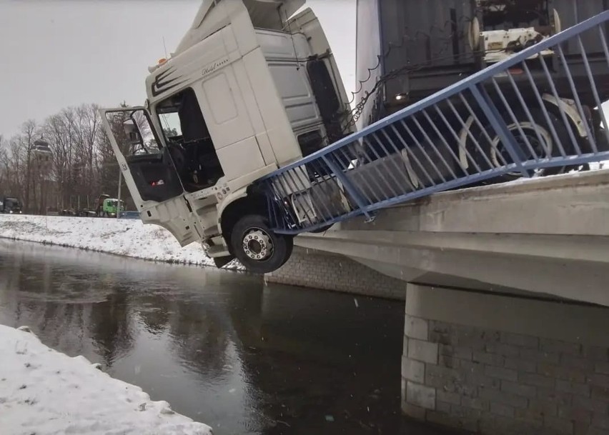 Wypadek na moście. Ciężarówka rozbiła bariery ochronne i zawisła nad wodą