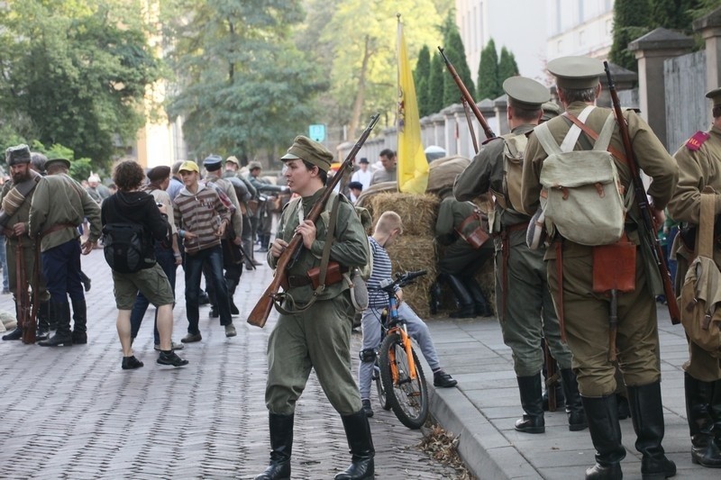 Piknik historyczny przed łódzką katedrą [zdjęcia]