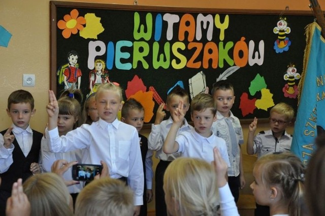 W pierwszych klasach w szkole podstawowej w Lasowicach Wielkich naukę rozpoczęło dzisiaj 28 dzieci z całej gminy. Tak było na rozpoczęciu.
