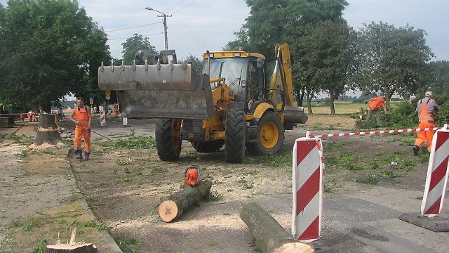 Są też drogi okresowo zamknięte, jak ta koło urzędu w Konecku, budowana wspólnie z powiatem.