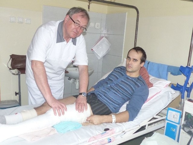 - Doktor Wojciech Bandurka i Łukasz Marianczyk, któremu w skarżyskim szpitalu uratowano nogę zmiażdżoną podczas wypadku. 