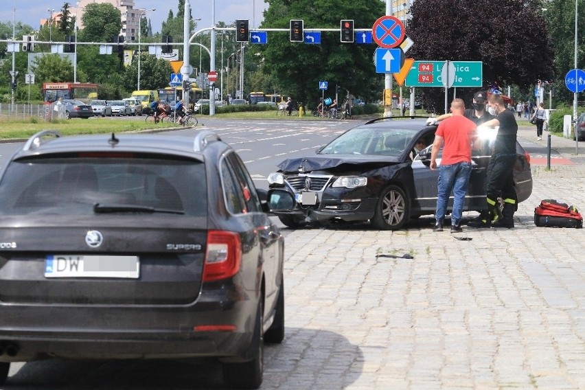 Pierwszej pomocy poszkodowanemu kierowcy udzielili strażacy....