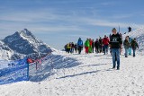 Tatry. Kasprowy Wierch w śniegu, słońcu i z tłumem majówkowych turystów [ZDJĘCIA]