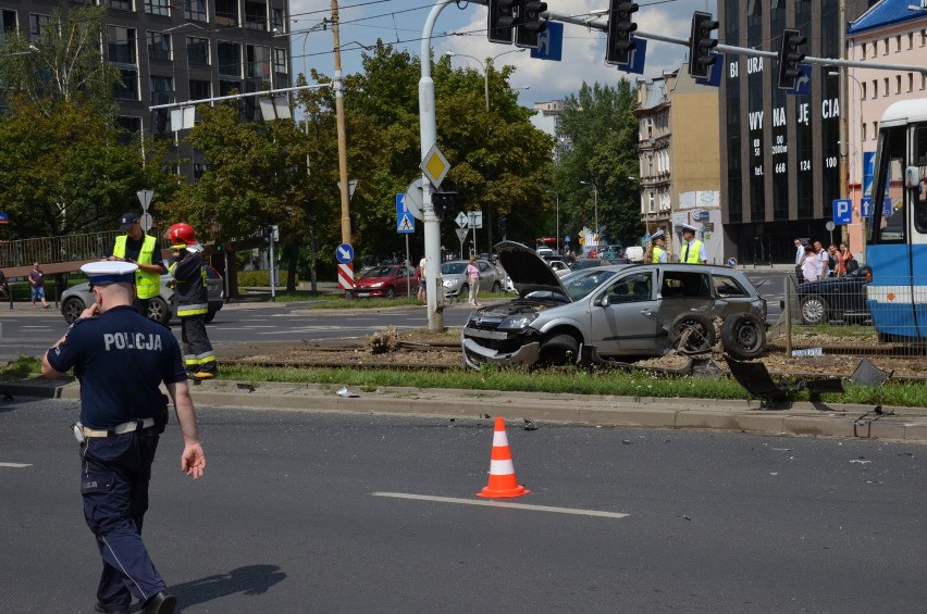 Wrocław: Wypadek na Legnickiej. Opel zablokował torowisko (ZDJĘCIA)