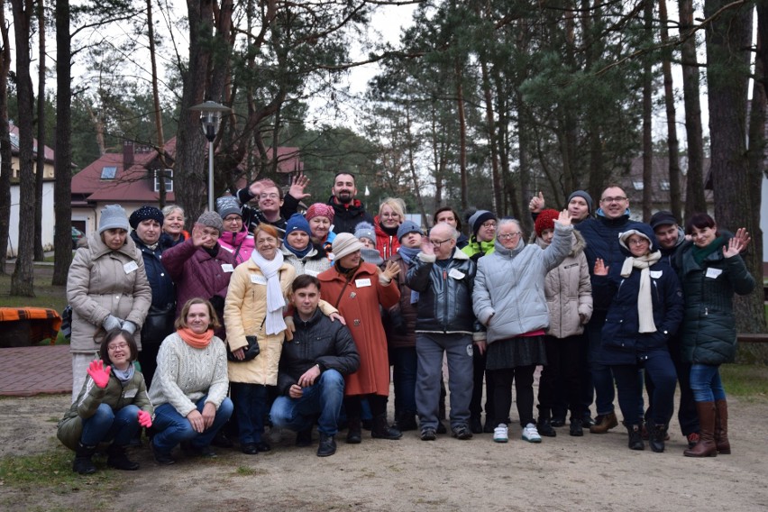 Pamiątkowe zdjęcie uczestników ogniska integracyjnego, które...