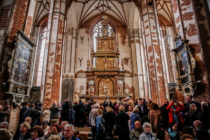 Kamienny ołtarz w kościele św. Jana w Gdańsku odzyskał dawny blask.  Uroczyste odsłonięcie po renowacji nastąpiło 5.05.2019 r. [zdjęcia] |  Dziennik Bałtycki
