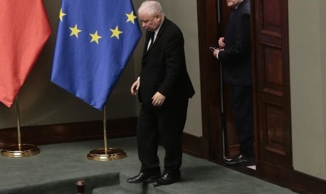 Prezes PiS Jarosław Kaczyński przeszedł jedną operację wszczepienie endoprotezy stawu kolanowego, wkrótce czeka go kolejna.