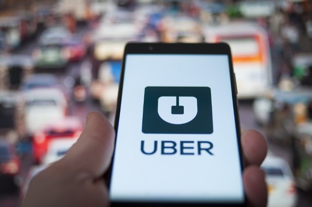 Uber wykorzystywał wszelkie dostępne metody lobbingowe i inne, by doprowadzić do modyfikacji przepisów w wielu krajach i prowadzić tam działalność mimo protestów taksówkarzy, czy oskarżeń o łamanie prawa pracy.