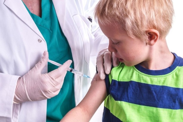 Szczepienia dzieci dawką przypominającą będą wykonywane preparatem firmy Comirnaty (Pfizer-BioNTech) w dostosowanej do wieku dawce pediatrycznej.