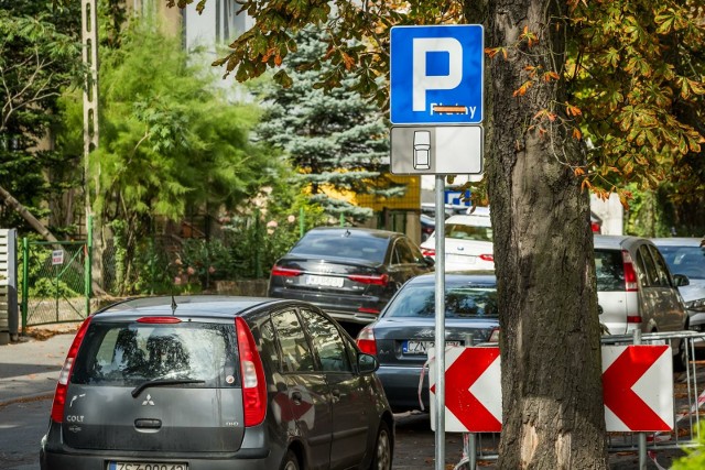 Miejsca parkowania tylko na jezdni wprowadzono m.in. na ul. Pestalozziego