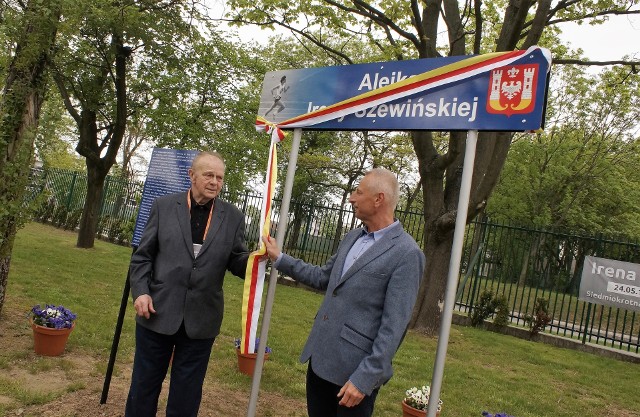 Od soboty na Stadionie Miejskim im. Inowrocławskich Olimpijczyków przechadzać możemy się Alejką Ireny Szewińskiej. Jej otwarcia podczas Piastowskiego Festiwalu Biegowego dokonali, mąż lekkoatletki Sławomir Szewiński wraz z Ryszardem Brejzą, prezydentem miasta. W dniu otwarcia, wzdłuż alejki można było obejrzeć galerię zdjęć ukazujących karierę sportową Ireny Szewińskiej, jej działalność w związku olimpijskim oraz życie prywatne. Warto podkreślić, że zmarła przed rokiem najlepsza polska lekkoatletka, wielokrotnie odwiedzała Inowrocław będąc gościem specjalnym i obserwatorem półmaratonu - Biegu Piastowskiego. W inowrocławskim Parku Zdrojowym można natomiast podziwiać dąb, który Irena Szewińska posadziła tam podczas jednej z wizyt w mieście.