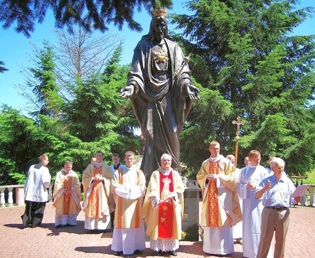 Co roku niesłyszący modlą się przy figurze Chrystusa Króla, darze niesłyszących z całej Polski dla sanktuarium w Kałkowie