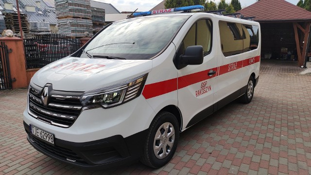 Druhowie z Ochotniczej Straży Pożarnej w Rakoszynie otrzymali nowy pojazd: dziewięcioosobowy Renault Trafic wyprodukowany w 2022 roku.