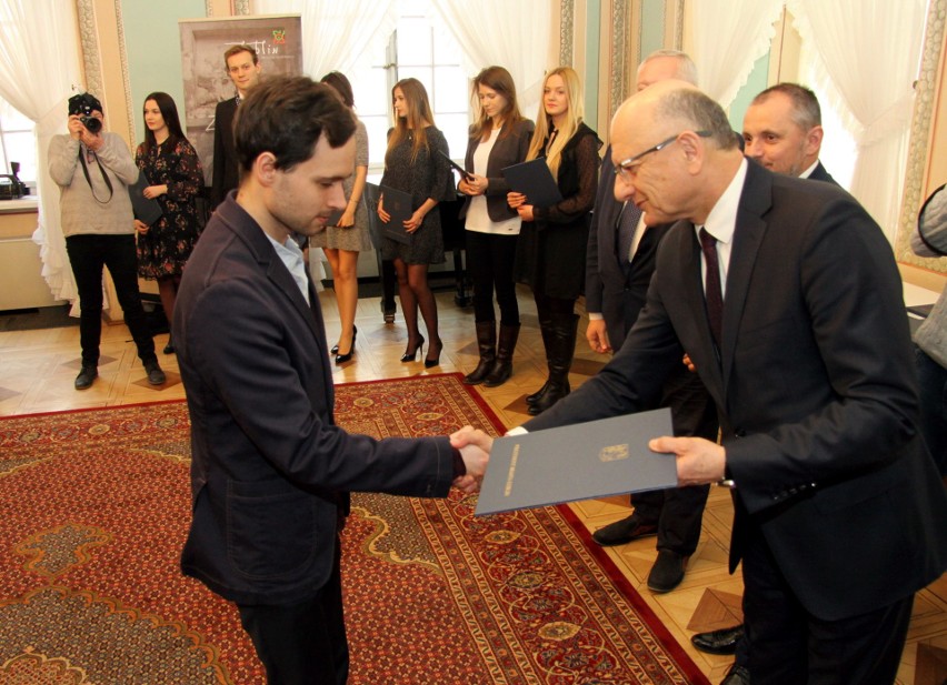 Najlepsi studenci i doktoranci w Lublinie otrzymali miejskie stypendia. O jakich pieniądzach mowa? (ZDJĘCIA)