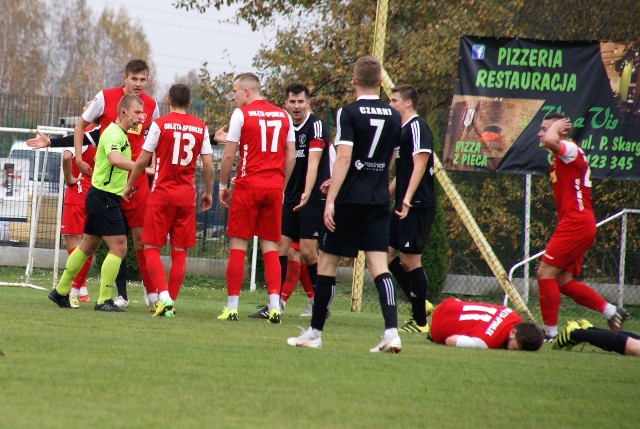 Czarni zremisowali z Orlętami 4:4. W czasie meczu było nerwowo, były też pretensje do arbitra.