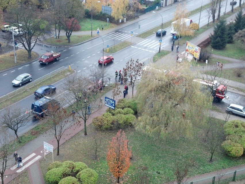 Kolizja na ul. Krańcowej. Auto uderzyło w latarnię, trzeba było ją usunąć (FOTO)