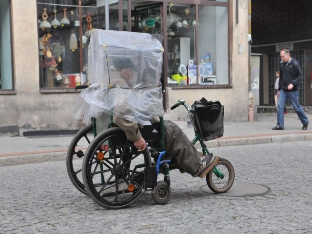 Niepełnosprawni nie mają w Świebodzinie łatwego życia.