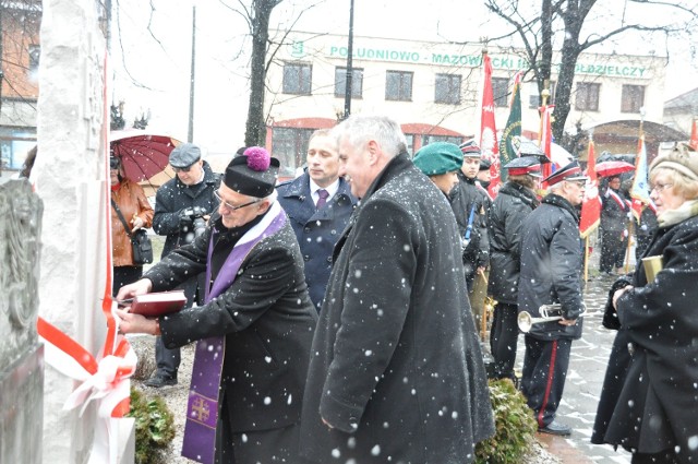 Pamiątkową tablicę odsłaniają, od lewej: ksiądz dziekan Adam Radzimirski, burmistrz Artur Ludew i wicestarosta Roman Woźniak.