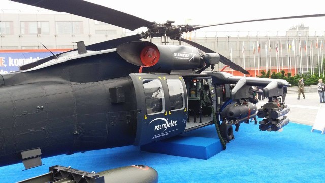 Śmigłowiec Black-Hawk z PZL Mielec po raz pierwszy pokazywany tym roku w Kielcach z zainstalowanym uzbrojeniem.