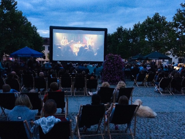 Pierwszy seans na placu Zygmunta Starego w Białobrzegach odbył się w lipcu. Film obejrzało około 300 kinomanów.