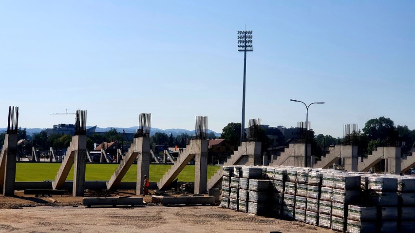 Postępy prac budowlanych na placu budowy stadionu MKS...