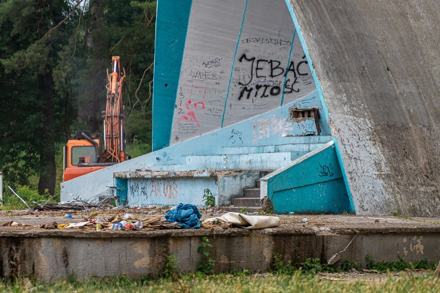 W  Parku Strzeleckim trwa wyburzanie starej zabudowy.