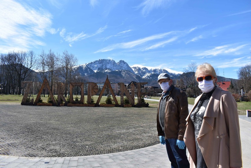 Zakopane w maseczkach. Pod Giewontem każdy na ulicy ma zakrytą twarz [ZDJĘCIA]