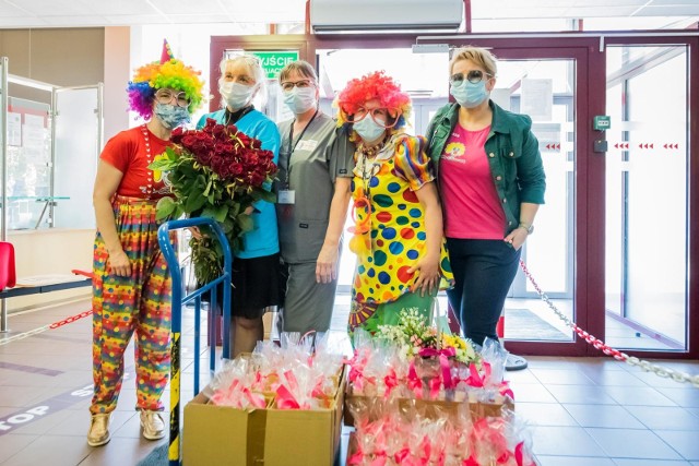 Wolontariusze Fundacji, tzw. Doktorzy Clowni, podczas wizyt w szpitalu przebrani są w fantazyjne, różnobarwne stroje i aby odwrócić uwagę chorych od szpitalnej rzeczywistości wykorzystują interaktywne zabawy, animacje, ale także wspierają rozmową i dobrym słowem.