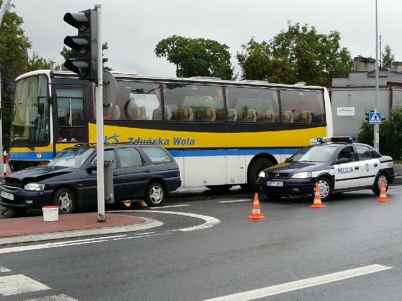 Groźny wypadek w Dobroniu. Zderzenie autobusu z fordem escortem. Są ranni [zdjęcia]