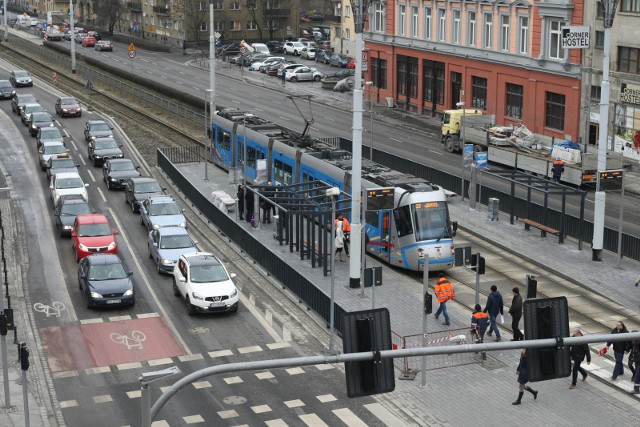 Tor tramwajowy w samym centrum Wrocławia nadaje się do wymiany. Mowa o fragmencie torowiska na ul. Kazimierza Wielkiego, w pobliżu przystanku "Świdnicka". Robotnicy muszą wymienić tor prowadzący od ulicy Krupniczej w stronę placu Dominikańskiego. Na kilka godzin tramwaje zmienią swoje trasy.SPRAWDŹ SZCZEGÓŁY NA KOLEJNYM SLAJDZIE