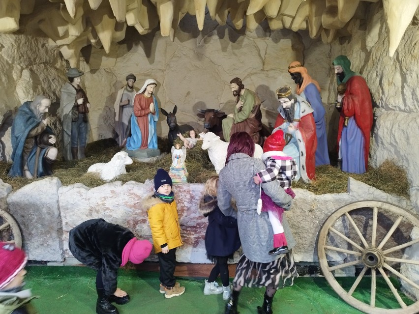 Wielbłąd atrakcją żywej szopki przy Sanktuarium Dzieciątka Jezus w Jodłowej. W Podkarpackim Betlejem trwa wielki odpust 