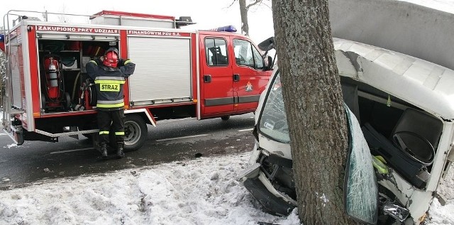Samochód dostawczy, po zderzeniu z osobowym, zatrzymał się na drzewie.