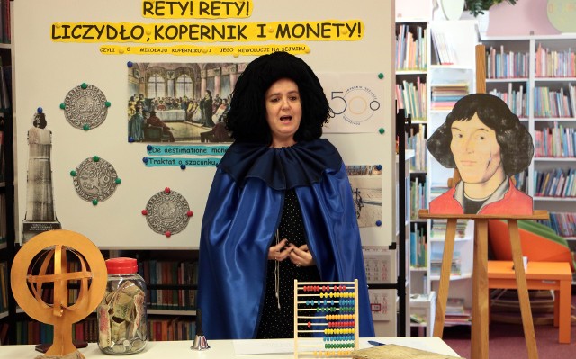 W bibliotece miejskiej, uczniowie szkoły podstawowej nr 12 uczestniczyli w zajęciach związanych z Mikołajem Kopernikiem.