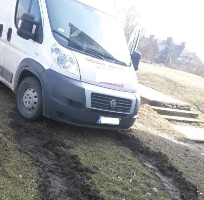 Wysokie kary dla kierowców w Starachowicach za niszczenie trawników!