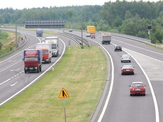 Generalna Dyrekcja Dróg Krajowych i Autostrad ostrzega przed trudną sytuacją na drogach. Najgorsza sytuacja jest na autostradzie A1 oraz drogach krajowych biegnących wzdłuż pól