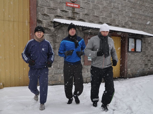 Andrzej Żabski (z lewej) startuje do treningu spod więziennej bramy z osadzonymi Błażejem (w środku) i Wojciechem. 