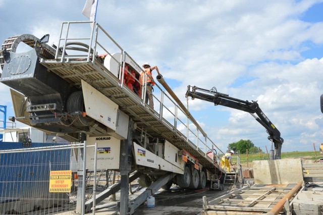 Budowa gazociągu Zdzieszowice-Wrocław. Przewiert pod Nysą Kłodzką.