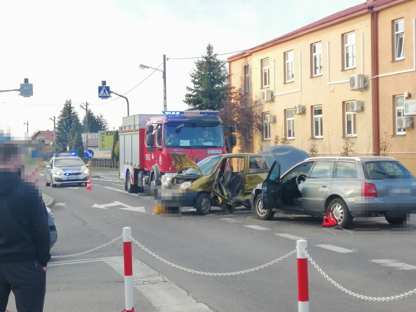 Wypadek w Gorzycach - po zderzeniu dwóch samochodów ranny mężczyzna. Droga krajowa numer 77 była zablokowana (ZDJĘCIA)