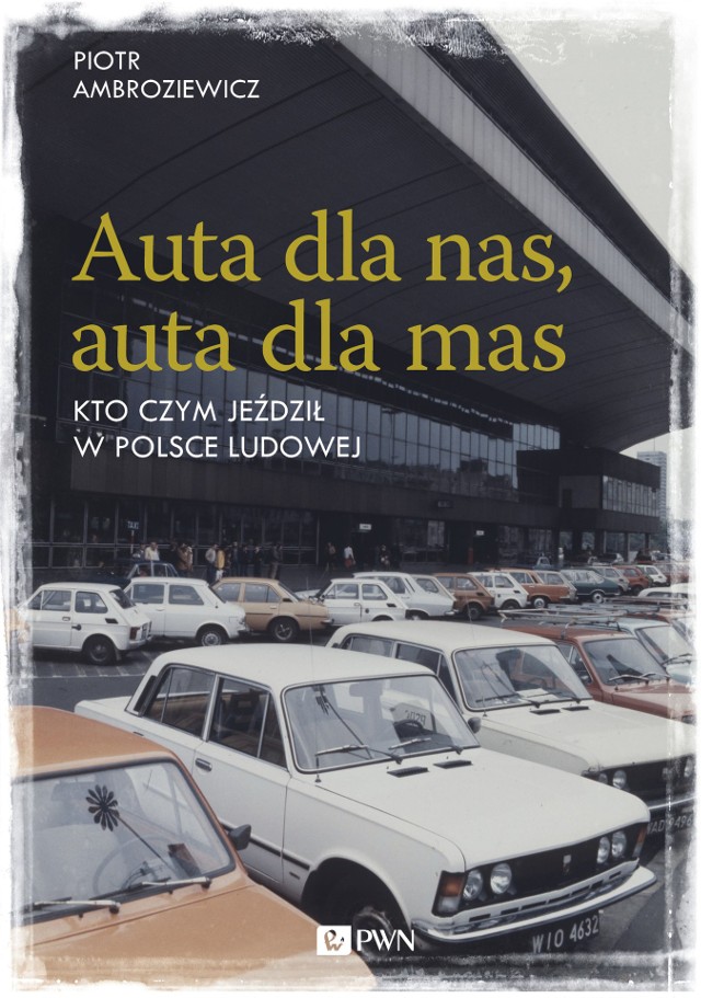 Fragment pochodzi z książki “Auta dla nas, auta dla mas. Kto czym jeździł w Polsce Ludowej”, autorstwa Piotra Ambroziewicza. Książka ukazała się nakładem Wydawnictwa Naukowego PWN, pod patronatem motofakty.pl.   Fot. Materiały producenta