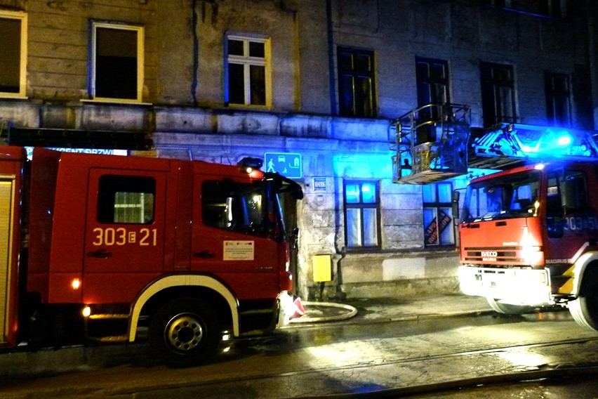 Pożar na Kilińskiego. 6 osób odwieziono do szpitala [ZDJĘCIA+FILM]