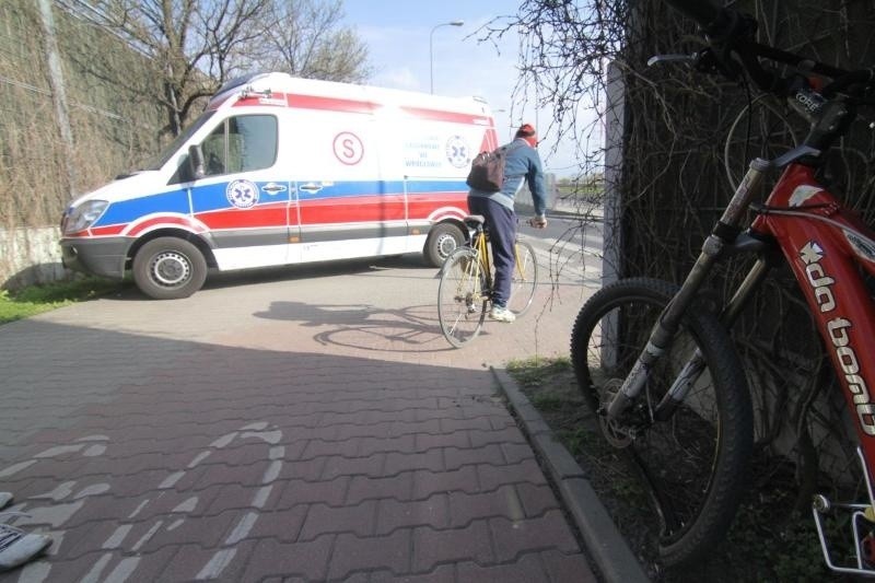Wypadek na Klecińskiej. Zderzenie 2 rowerzystów. Jeden z mandatem, drugi z urazem ręki (ZDJĘCIA)