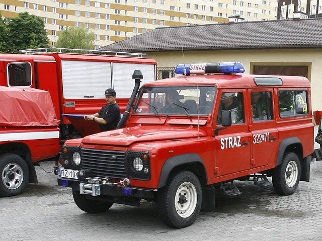 Na miejscu zdarzenia pracują strażacy.