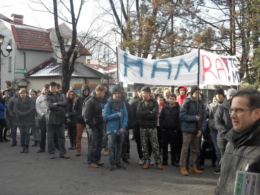 Uczniowie "Hamry" znów pikietowali przed żywieckim...