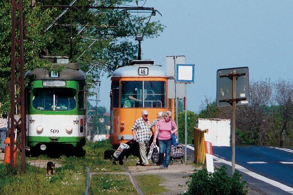 Potwornie krzywe tory, nieczynne od lat sygnalizatory na mijankach i zdezelowana sieć trakcyjna - to wszystko nie przemawia za utrzymaniem linii 46.  W dodatku 40-letnie niemieckie "helmuty" lata świetności mają już dawno za sobą - często się psują blokując ruch innych tramwajów.