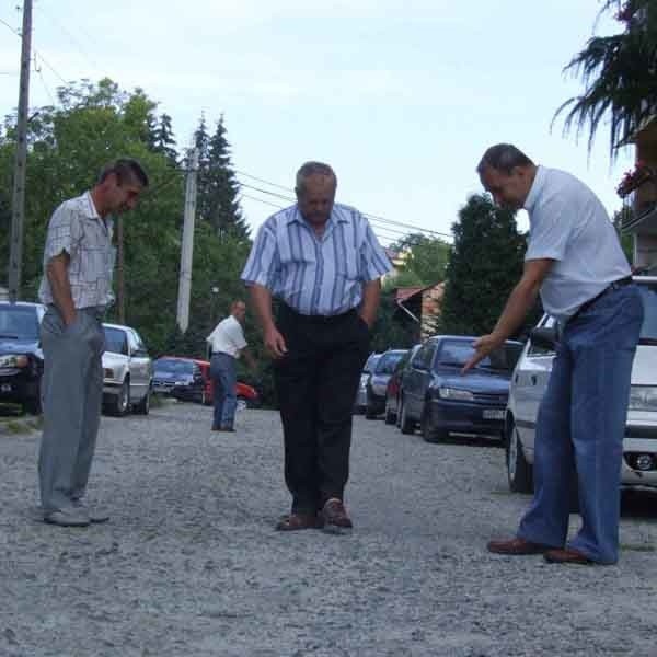 - Gdy przejeżdża samochód, kamienie wypryskują spod kół i uderzają w inne auta oraz elewacje budynków - skarżą się mieszkańcy.