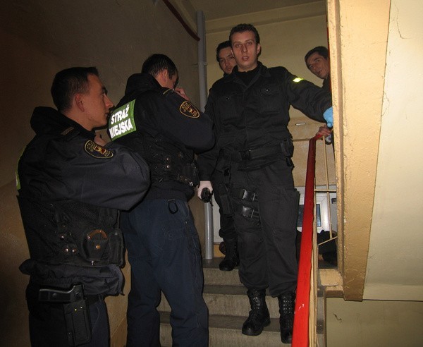Martwy mężczyzna na klatce schodowej w bloku przy ul. Józefa [zdjęcia]