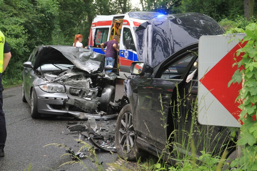 Czołowe zderzenie BMW i volvo. Trzy osoby ranne