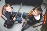 Niekonwencjonalny wolontariat: gimnazjaliści uczą dzieci gry na gitarze, matematyki, tańca (wideo)