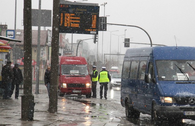 Kierowcę, który zatrzymał się w niedozwolonym miejscu przy ulicy Żelaznej, kontrolowała policja.