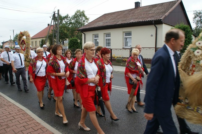 Parafialne dożynki w Kurzelowie. Barwny korowód, tradycyjne obrzędy, a na finał biesiada taneczna (ZDJĘCIA, WIDEO)